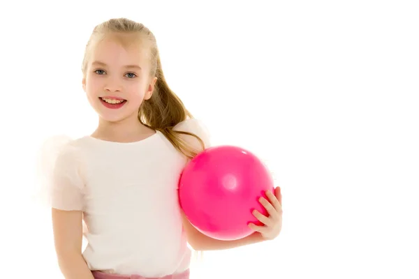 Kleines Mädchen macht Fitness mit Ball. — Stockfoto