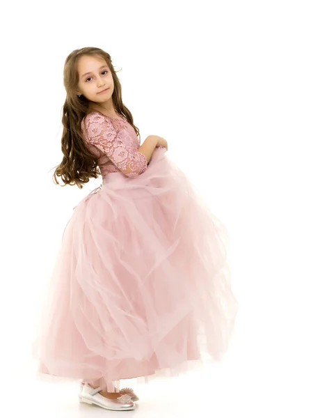 Porträt eines Teenie-Mädchens im Kleid auf halber Drehung stehend. — Stockfoto