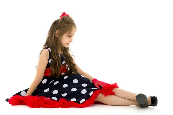 Hübsches Mädchen im Polka Dot Kleid sitzt auf dem Boden — Stockfoto