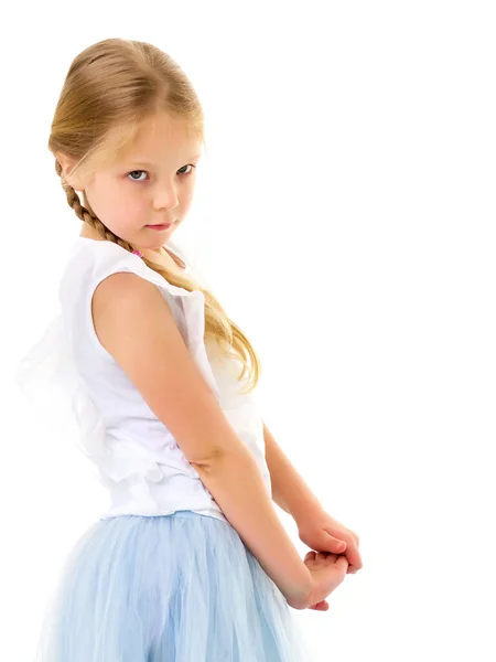 Чарівна маленька дівчинка в дуже красивій сукні. Крупним планом . — стокове фото