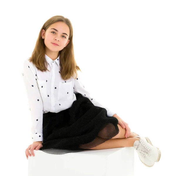 美しいブロンド女の子でエレガントなドレスに座っている上のホワイトキューブ — ストック写真