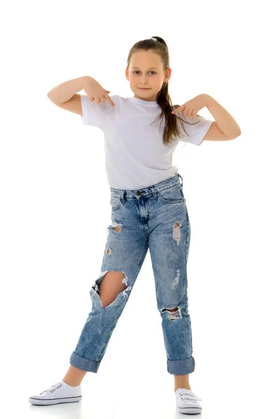 Una niña con una camiseta blanca señala algo.. — Foto de Stock