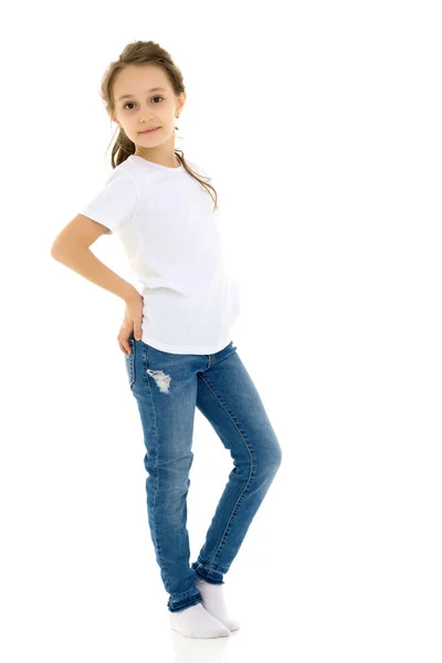 Flicka i blank vit tröja och blå jeans stående halv tur — Stockfoto