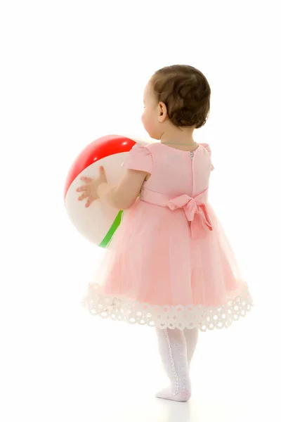 Niña está jugando con una bola.El concepto de deportes infantiles, recreación al aire libre de verano. — Foto de Stock