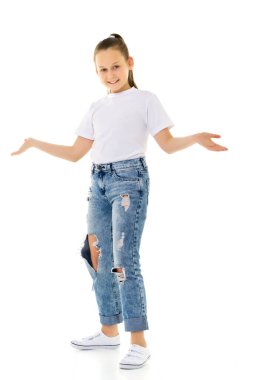 Küçük kız kollarını iki yana açmış, duyguları coşturmuş..