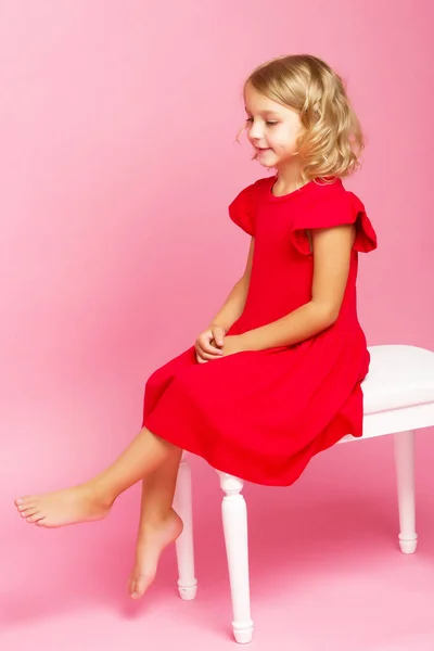 Lindo niño pequeño sentado en la silla. — Foto de Stock