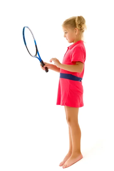 Küçük bir kız elinde bir tenis raketi tutuyor. Oyun, spor konsepti. — Stok fotoğraf