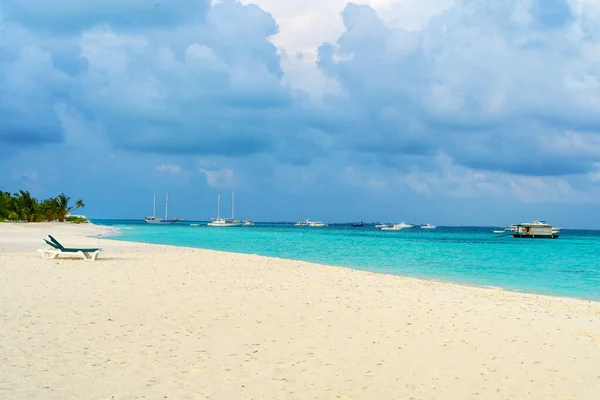 Sillas de salón en una hermosa playa tropical en Maldivas —  Fotos de Stock