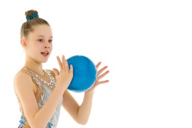 Kız jimnastikçi, topla egzersiz yapıyor..