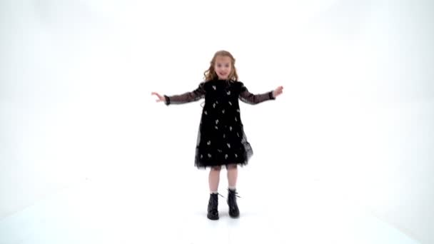 A cheerful little girl is dancing.The concept of a school of dance. — Stock Video