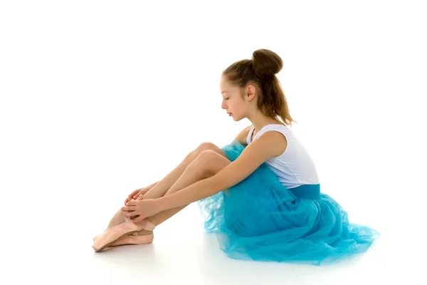 Girl ballerina puts on pointe shoes. The concept of dancing. — Stock Photo, Image