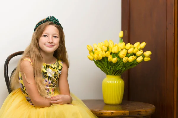 Menina com um buquê de tulipas.O conceito do despertar da natureza após o inverno — Fotografia de Stock