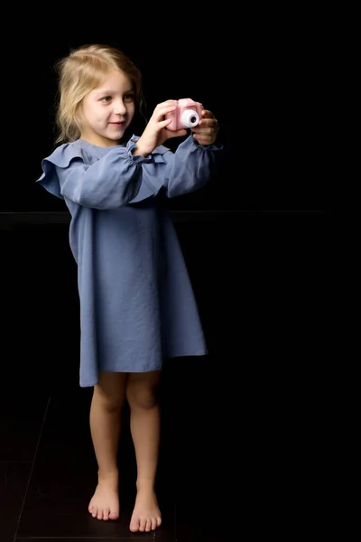 Hermosa descalza chica tomando foto con juguete cámara — Foto de Stock