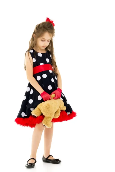 Cute Girl w Polka Dot sukienka stojąca i gospodarstwa Teddy Bear — Zdjęcie stockowe