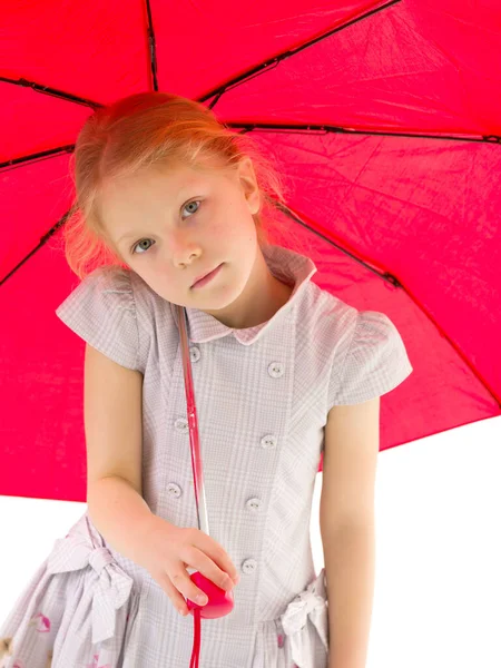 Niña bajo un umbrella.Concepto de estilo y moda. Aislado sobre fondo blanco. —  Fotos de Stock