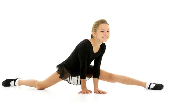 Chica delgada gimnasta haciendo el cordel. El concepto de deporte infantil. —  Fotos de Stock