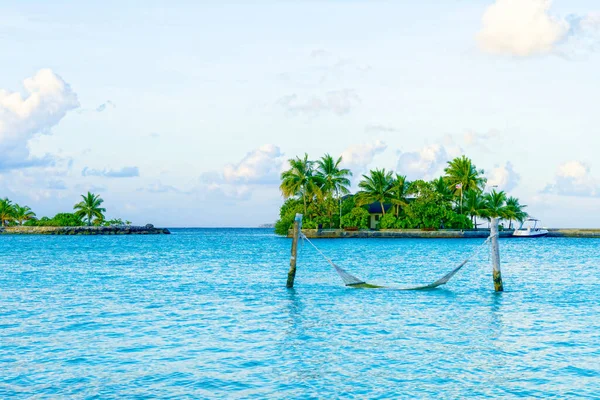 Hermosa laguna tropical con agua azul y red de pesca — Foto de Stock