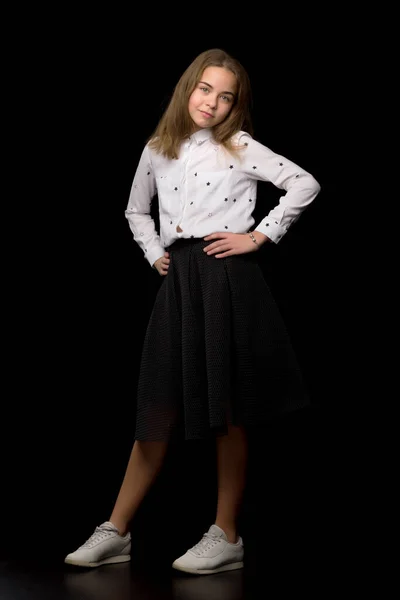 Módní dívka teenager studio foto na černém pozadí. — Stock fotografie