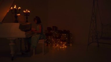 Küçük kız Noel gecesi mum yakar.