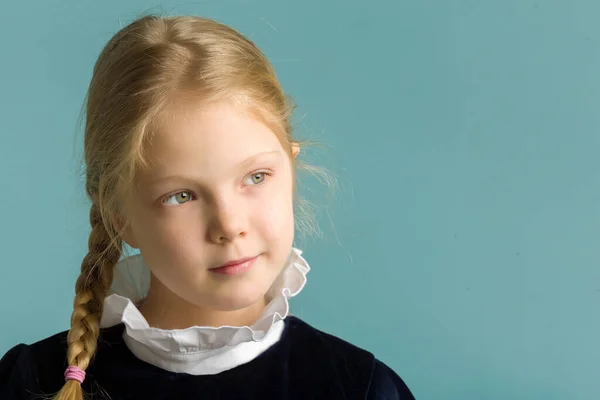 Närbild ansikte av en vacker liten flicka. — Stockfoto