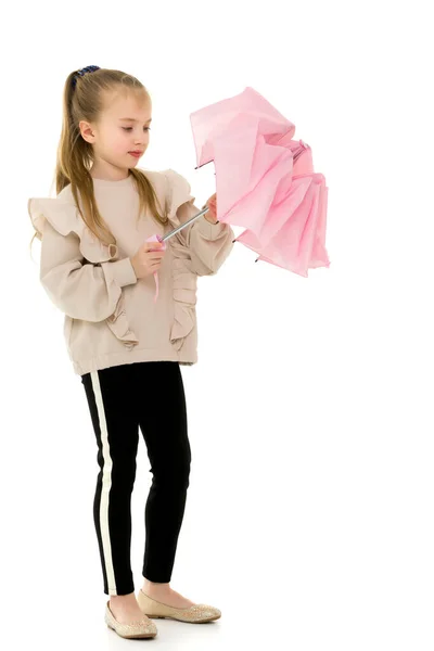 Jolie petite fille avec parapluie. Concept de prévisions météorologiques. — Photo