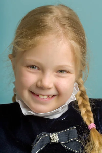 Närbild ansikte av en vacker liten flicka. — Stockfoto