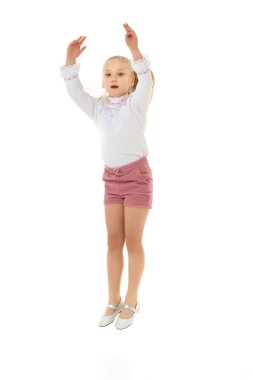 Küçük kız zıplıyor. İyi bir ruh hali konsepti, yaz tatili..