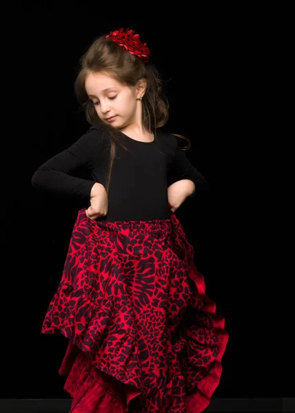 Обаятельная девушка в винтажном платье, танцующая на фоне черной студии. — стоковое фото