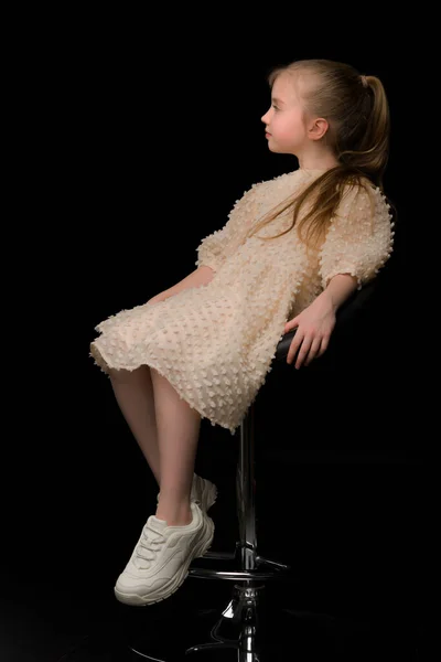 Ritratto di profilo di una bambina pensierosa. Su sfondo nero. — Foto Stock