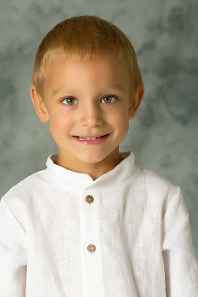 Het jongetje lacht. Portret. Close-up.. — Stockfoto