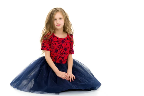 Chica rubia en elegante vestido de tul sentada en el suelo sobre sus rodillas. —  Fotos de Stock