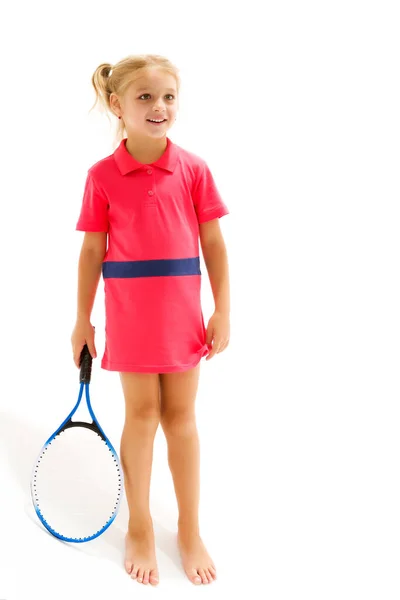Mała dziewczynka trzyma rakietę tenisową w rękach. Gra, koncepcja sportowa. — Zdjęcie stockowe