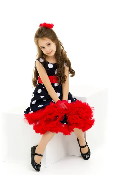 Chica en vestido de lunares, guantes rojos y arco de pie mirando Awa. — Foto de Stock