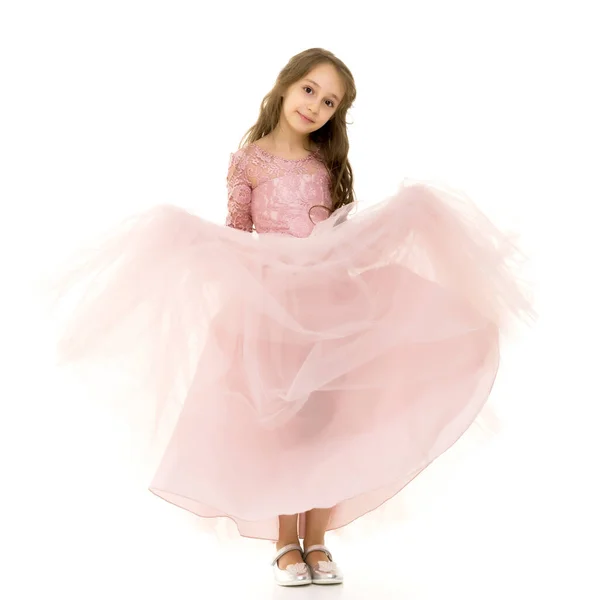 Dziewczynka w eleganckiej sukience.Koncepcja szczęśliwego dzieciństwa — Zdjęcie stockowe