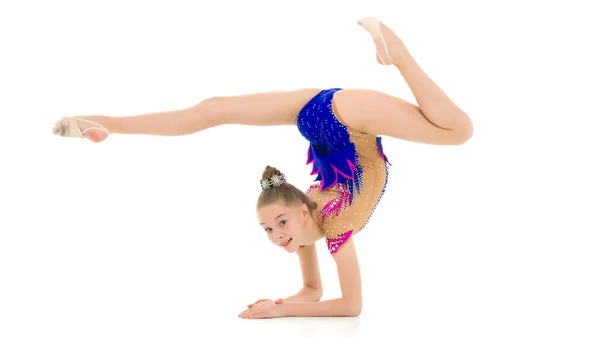 Gimnastyczka wykonuje ćwiczenia na przedramionach. — Zdjęcie stockowe