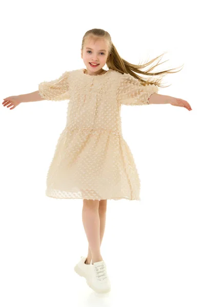 Uma menina alegre está dançando. O conceito de uma escola de dança. — Fotografia de Stock