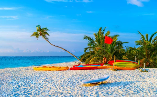 Boten voor wateractiviteiten op de Malediven liggen aan de kust in het zand. Het concept van watersport, toerisme. — Stockfoto