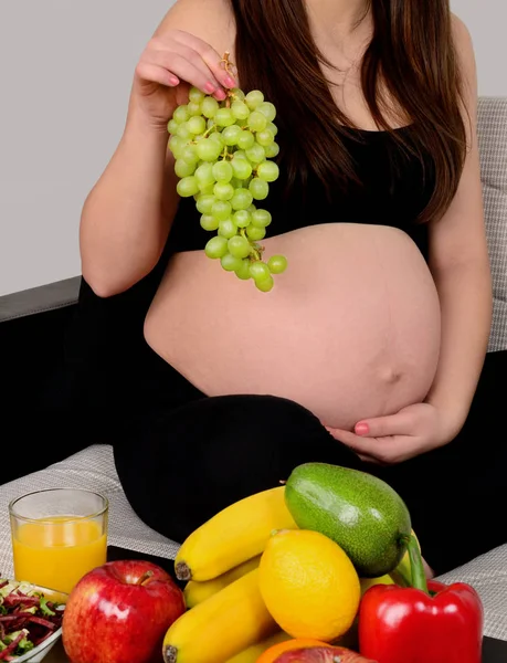 Mujer Embarazada Pie Sofá — Foto de Stock