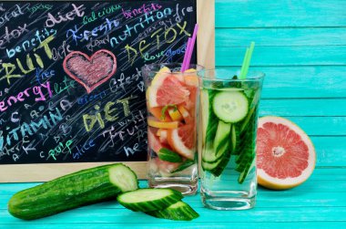 cam su salatalık ve greyfurt mavi ahşap tablo