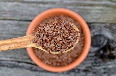 ahşap masa kaşık keten tohumu