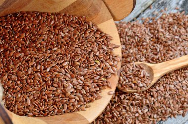 ahşap masa üzerinde bir kapta keten tohumu