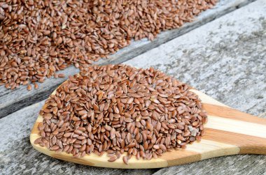 gri ahşap masa kaşık keten tohumu