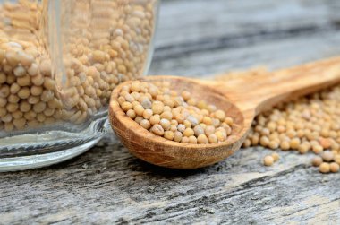 ahşap masa kaşık hardal tohumu