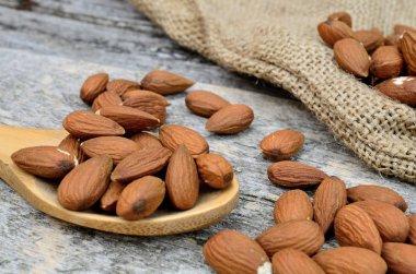 ahşap masa kaşık badem