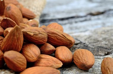 badem ahşap masa üzerinde yığını