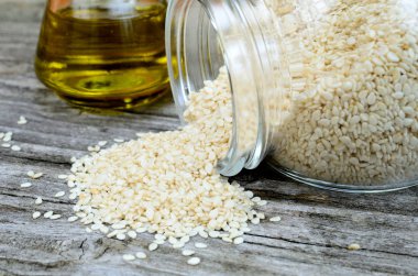 susam yağı ile ahşap masa üzerinde kase akışındaki