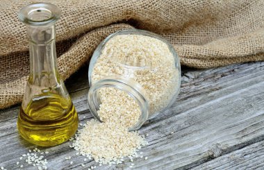 kavanoz akışı ahşap masa üzerinde beyaz susam