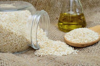 kase akışı çuval üzerinde beyaz susam