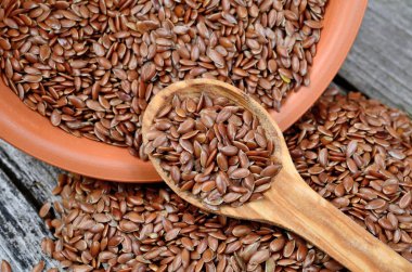 kaşık ve ahşap masa ıslak zeminde keten tohumu