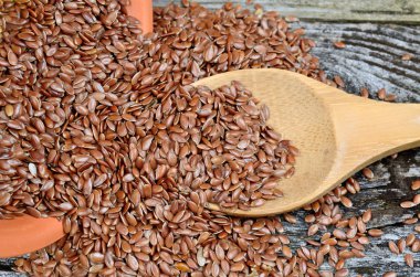 kase ve ahşap masa kaşık keten tohumu